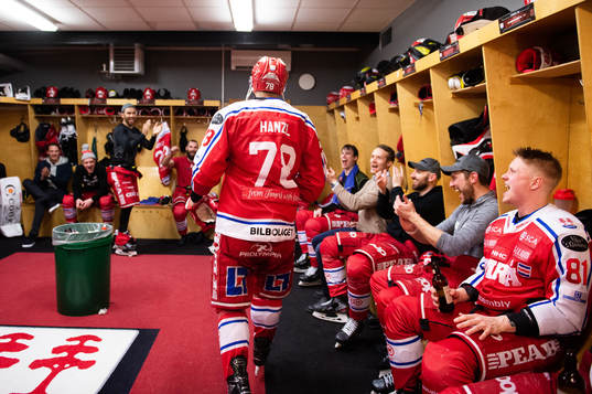 Timrås Robin Hanzl jublar och Jens Lööke jublar med sina