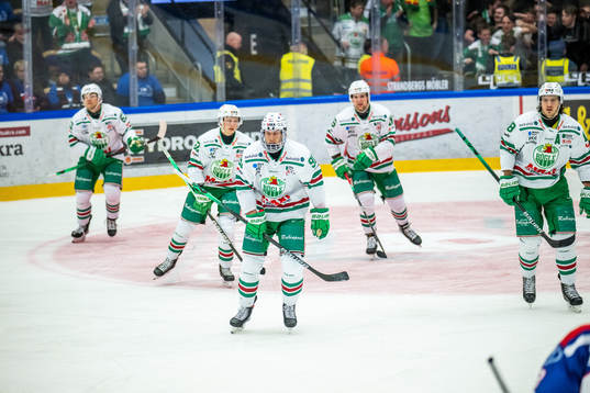 Rögles Adam Tambellini jublar med lagkamrater