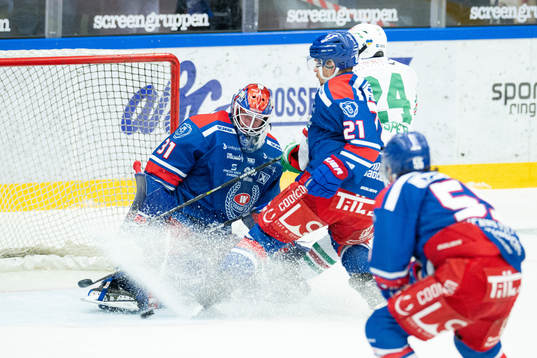 Oskarshamns målvakt Tim Juel och Brian Cooper försvarar