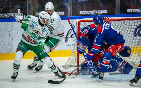 Rögles Marco Kasper och Oskarshamns målvakt Tim Juel samt