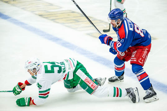 Rögles William Wallinder och Oskarshamns Tomas Zohorna