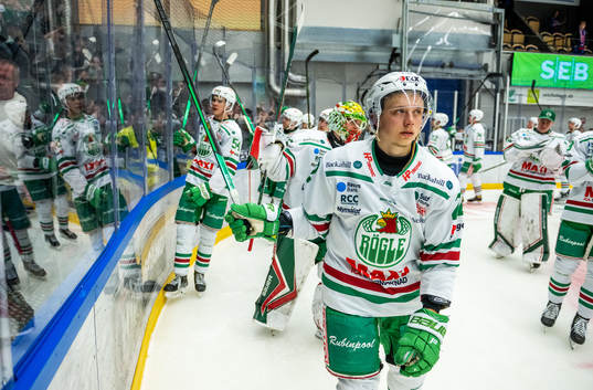 Rögles spelare jublar