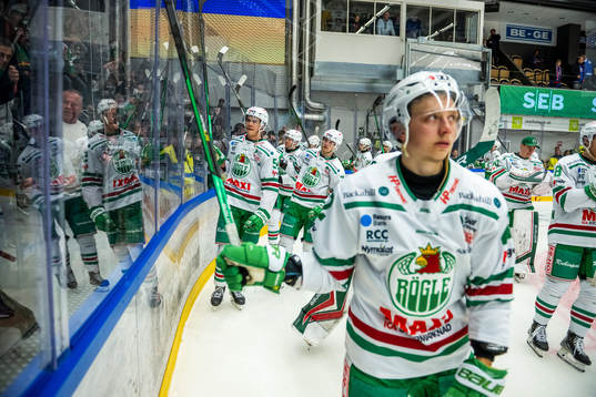 Rögles spelare jublar