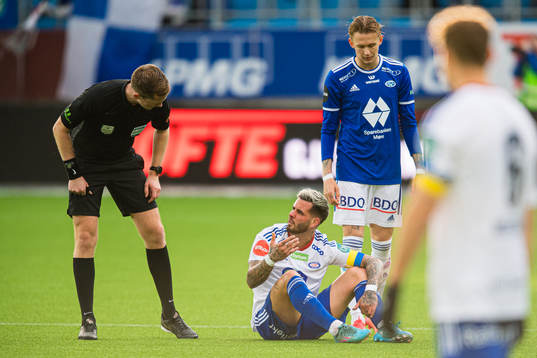 Aron Leonard Dønnum of Vålerenga reacts