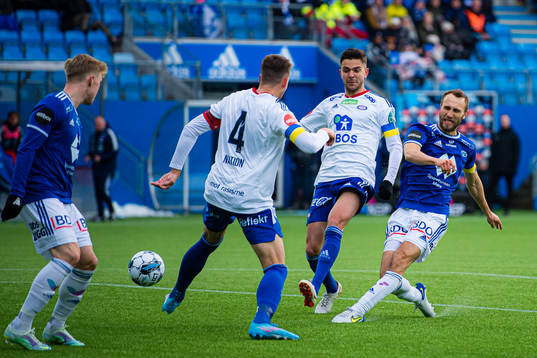 Fredrik Oldrup Jensen of Vålerenga and Magnus Wolff Eikrem