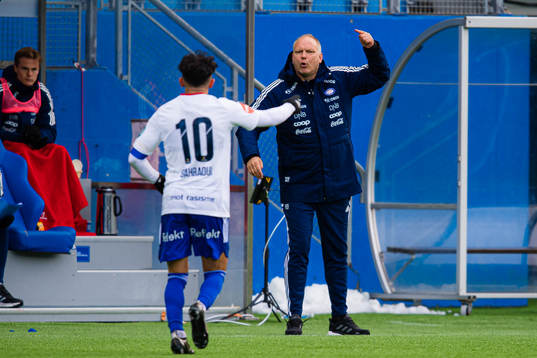 Osame Sahraoui of Vålerenga and Dag-Eilev Fagermo, head