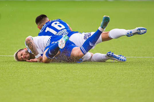 Aron Leonard Dønnum of Vålerenga abnd Etzaz Muzafar