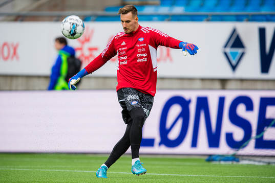 Christian Kjetil Haug of Vålerenga warms up