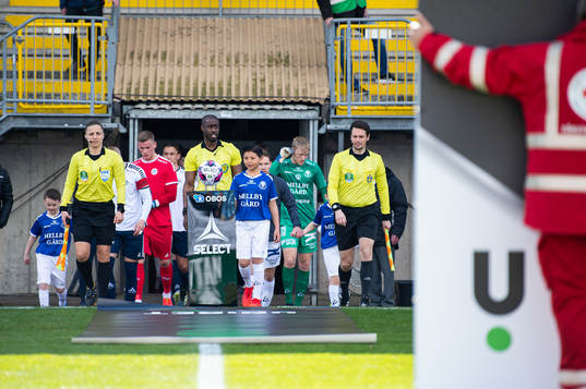 Spelare och domare gör entré