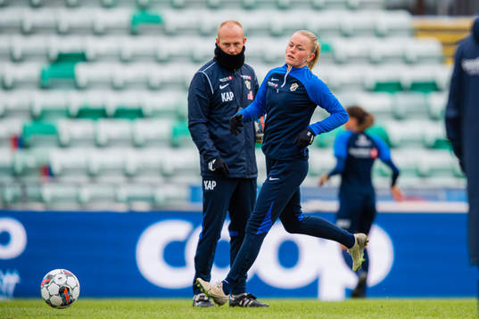 Zara Katarina Jönsson of Stabæk warms up