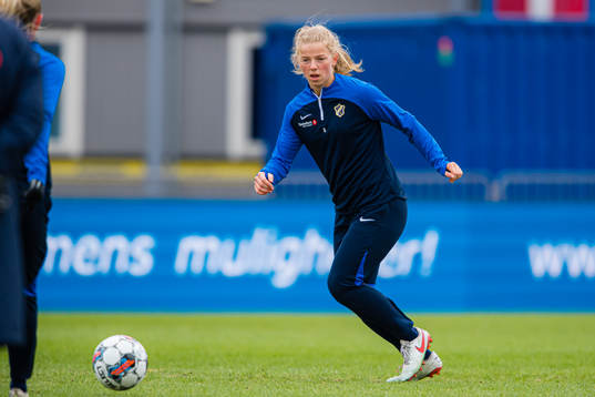 Justine Kvaleng Kielland of Stabæk warms up