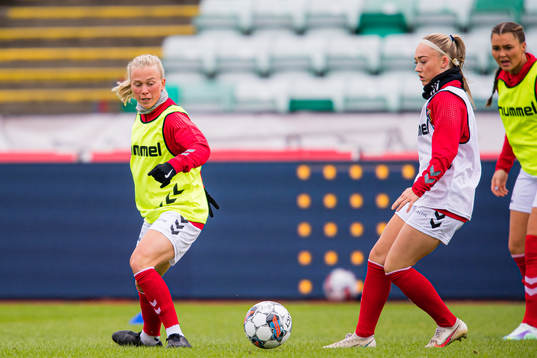 Emilie Bølviken and Julie Aune Jorde of Lyn warms up