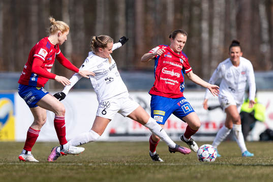 Vittsjös Clare Polkinghorne och Kayla Adamek i en kamp mot