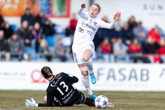 Vittsjös målvakt Sabrina D`Angelo och Rosengårds Mimmi