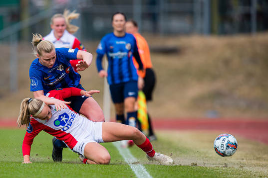 Julie Aune Jorde of Lyn and Linn Huseby of Stabæk