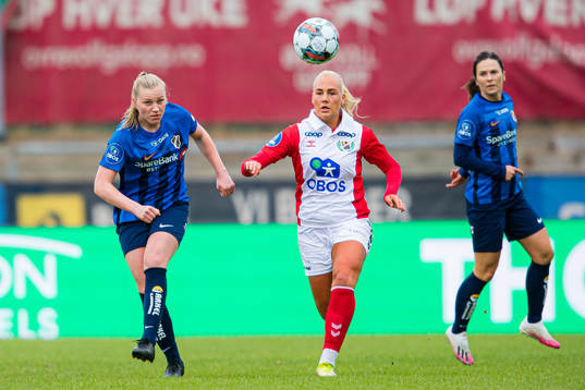 Linn Huseby of Stabæk and Cathinka Friis Tandberg of Lyn