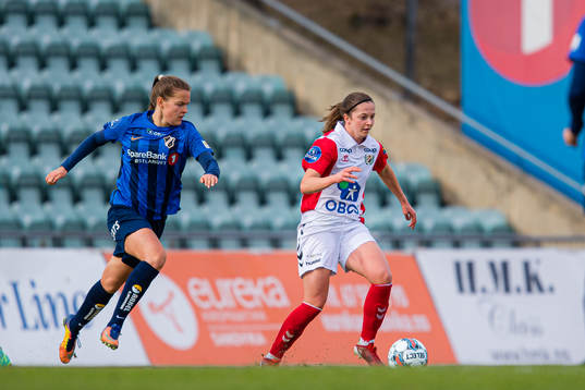 Iris Omarsdottir of Stabæk and Selma Ørstavik Hernes of