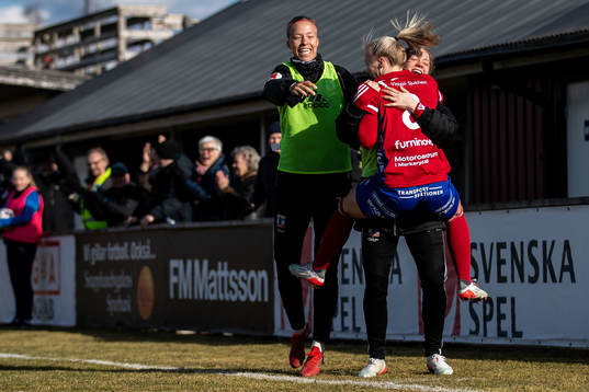 Vittsjös Jutta Rantala jublar med lagkamrater