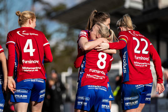 Vittsjös Jutta Rantala jublar med lagkamrater