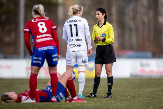 Domare Maral Mirzai Beni i diskussion med Rosengårds Mimmi