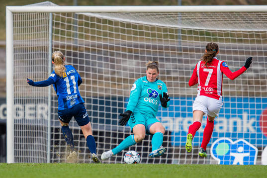 Zara Katarina Jönsson of Stabæk scores the 1-1 goal