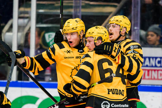 Skellefteås Jonathan Pudas jublar med lagkamrater