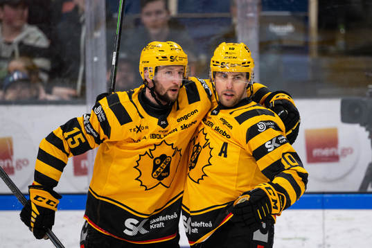 Skellefteås Melker Karlsson och Joakim Lindström jublar