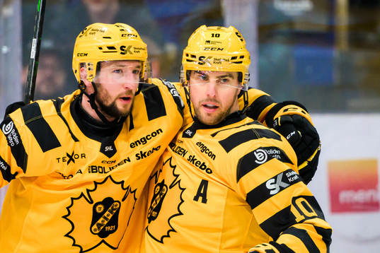 Skellefteås Melker Karlsson och Joakim Lindström jublar
