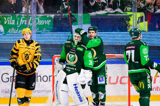 Färjestads målvakt Dominik Furch och Joakim Nygård jublar