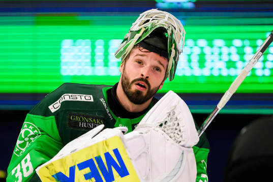 Färjestads målvakt Dominik Furch jublar och tackar