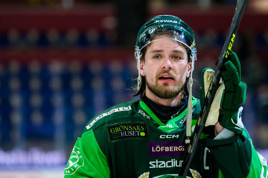 Färjestads Linus Johansson jublar och tackar publiken