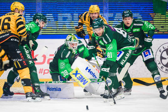 Färjestads Jesse Virtanen, målvakt Dominik Furch, Theodor