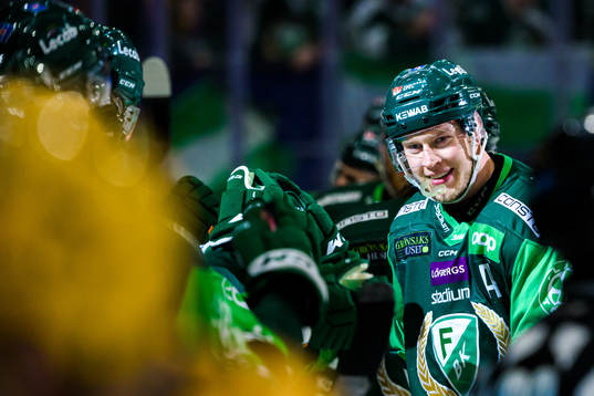 Färjestads Victor Ejdsell jublar