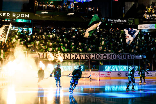 Färjestads spelare kommer ut på isen