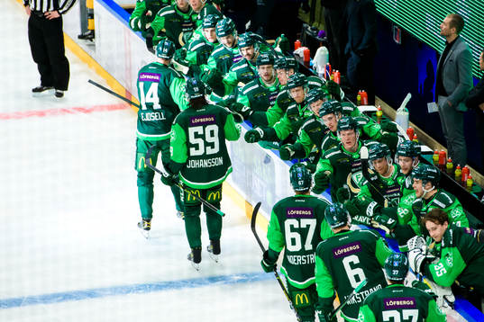 Färjestads Victor Ejdsell jublar med lagkamrater
