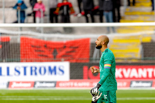 Östersunds målvakt Aly Keita deppar