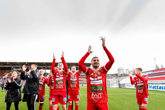 Skövde Elmar Abraham jublar med lagkamrater efer