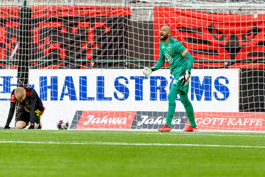 Östersunds målvakt Aly Keita reagerar