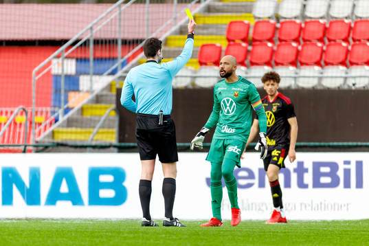 domare Enzo Vesprini ger Östersunds målvakt Aly Keita