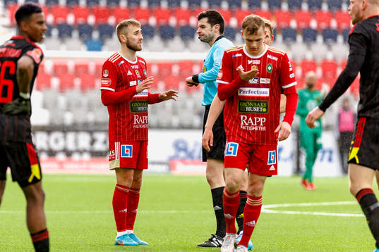 Skövdes Jack Cooper Love i samtal med domaren