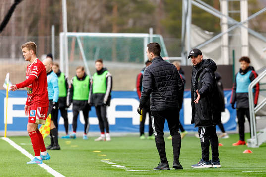 Skövdes tränare Tobias Linderoth reagerar på