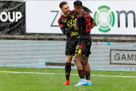 Östersunds Felix Hörberg  jublar med Östersunds Chovanie