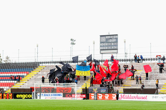 En flagga med protester mot kriget i Ukraina