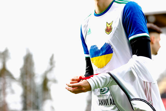 Ett hjärta i Ukrainas färger på en tröja