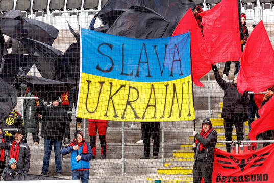 En flagga med protester mot kriget i Ukraina