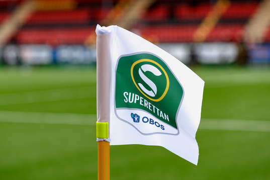 En flagga med Superettans logo på