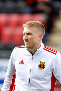 Östersunds Simon Kroon införr fotbollsmatchen i