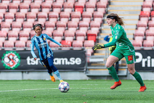 Djurgårdens Linda Maserame Motlhalo och Örebros målvakt