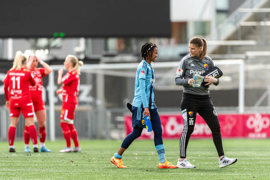 Djurgårdens Linda Maserame Motlhalo har ont