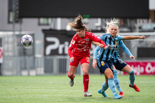 Örebros Lisa Frisk och Djurgårdens Sara Olai